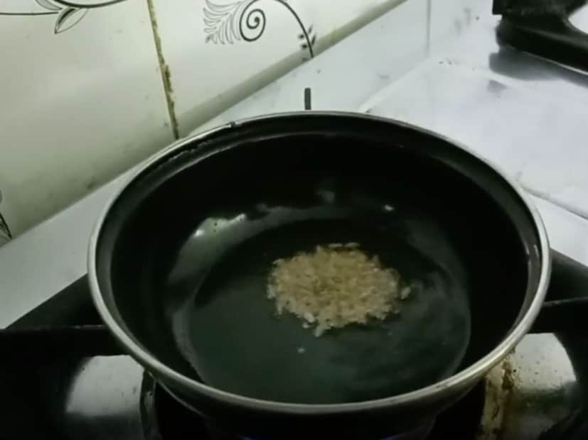 सर्वप्रथम बीट स्वच्छ धुऊन बारीक किसून घ्यायचा आहे. त्यात बारीक चिलेला कोथिंबीर बारीक चिरलेला कांदा थोडासा हिंग, हळद, तिखट, मीठ हे ॲड करून चांगलं एकत्र करून घ्यायचं आहे. त्यानंतर तडक्याच्या भांड्यात थोडसं तेल घेऊन त्यात गरम तेलात जिरं मोहरी आणि हिरवी मिरची बारीक चिरून घेतलेली ॲड करायची आहे. 