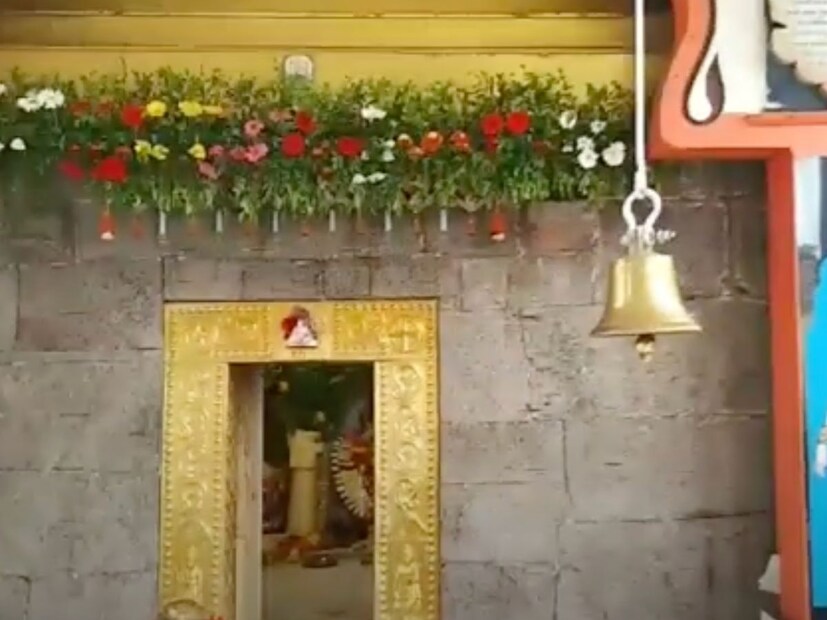 ही आहेत घंटा वाजवण्यामागची धार्मिक कारणे : 1.असे मानले जाते की, काही वेळा मंदिरातील देवता सुप्त अवस्थेत असतात, अशा स्थितीत त्यांना आधी घंटा वाजवून उठवावे आणि नंतर पूजा करावी. 2.मंदिरात आपण जेव्हा घंटा वाजवतो, तेव्हा त्या घंटेतून ध्वनी लहरी निर्माण होतात. त्या ध्वनी लहरींच्या माध्यमातून देवते समोर आपल्या मनातील सर्व विकार दूर होऊन मनाची एकाग्रता साधली जाते. त्यानंतर आपण देवतेला नमस्कार करण्यासाठी स्वतःला पात्र बनवतो.
