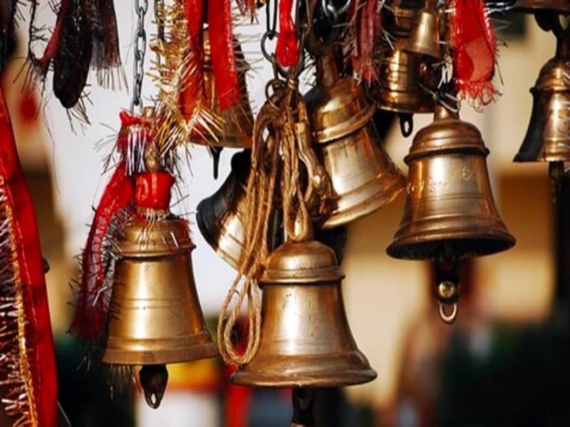 जेव्हा घंटा वाजते तेव्हा त्याचा आपल्या जीवनावर वैज्ञानिक परिणाम होतो. जेव्हा घंटा वाजवली जाते, तेव्हा ती एका आवाजासह मजबूत कंपने निर्माण करते. ही कंपने आपल्या आजूबाजूला पसरतात, ज्याचा फायदा म्हणजे अनेक प्रकारचे हानिकारक सूक्ष्म जीवाणू नष्ट होतात आणि त्या सभोवतालचे वातावरण शुद्ध होते. यामुळेच मंदिर आणि परिसराचे वातावरण नेहमी अत्यंत पवित्र आणि प्रसन्न असते.
