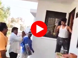 मॉर्निंग वॉकला आला नाही म्हणून मित्र पोहचले बँड बाजा घेऊन  मॉर्निंग वॉकला आला नाही म्हणून मित्र पोहचले बँड बाजा घेऊन