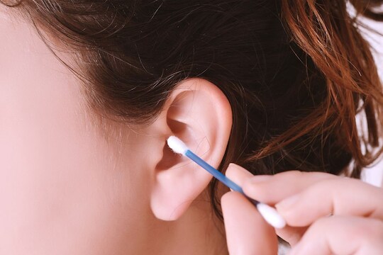 Ear Cleaning Tips : कॉटन स्टिक्स इयरवॅक्स काढण्यासाठी घातक