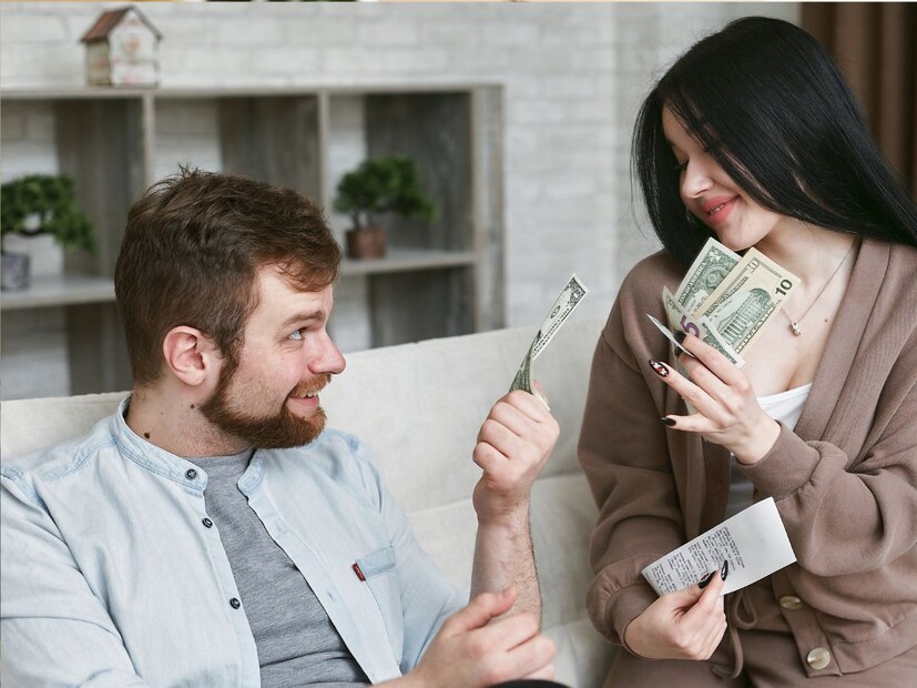 रिलेशनशिपमध्ये पती किंवा पुरुष विनाकारण जास्त खर्च करतात आणि अनेक स्त्रिया याला चांगलं देखील मानतात. पण हे लक्षात ठेवा की ते चांगलं नाही. भविष्याच्या दृष्टी हे तुम्हाला खूपच अवघड जाईल.