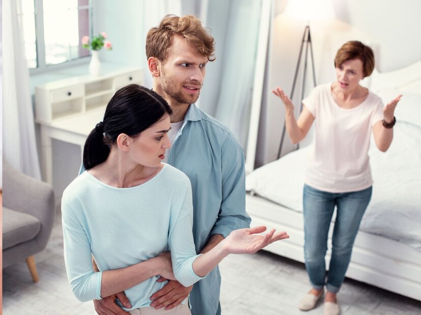 लग्नानंतर किंवा आधीपासूनच पुरुष आपल्या कुटुंबाकडे दुर्लक्ष करतात. महिला या सवयींना खूप चांगलं मानतात. पण चाणक्य नीती सांगते की, स्त्रिया कधी कधी स्वत:ही अशा परिस्थितीचा सामना करू शकतात. जे खूपच वाईट ठरु शकतं.