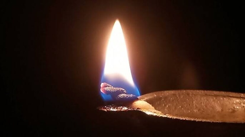 एखाद्या व्यक्तीच्या मृत्यूनंतर त्याचे घरी धान्याच्या गोलाकार पिठावर एक पणती दहा दिवस ठेवतात. त्या दिव्याशेजारी पहिल्या दिवशी पाण्याचे एक पात्र तर दुसऱ्या दिवसापासून भोजनाच्या वेळी भाताचा पिंड वा दुधाची वाटीही ठेवली जाते. असे मानले जाते की दहा दिवसांपर्यंत केल्या जाणाऱ्या अवयवश्राद्धांनी लिंगदेहाची परिपूर्ती होते.