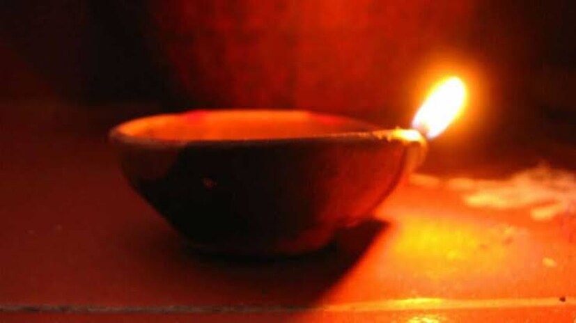 यामध्ये बीजारोपण, भ्रूण, बालक अशा जन्माच्या विविध टप्प्यांवर संस्कार केले जातात, तर निधन होताच एकीकडे शवदहन, अस्थिमेलन ह्या पद्धतीने अंत्यसंस्कार, तर दुसरीकडे त्या व्यक्तीच्या घरी प्रतीकात्मकरीत्या चैतन्यमय आत्मस्वरुपी दिव्याची स्थापना केली जाते, असे पुरोहित कृष्णात गुरव यांनी सांगितले आहे.