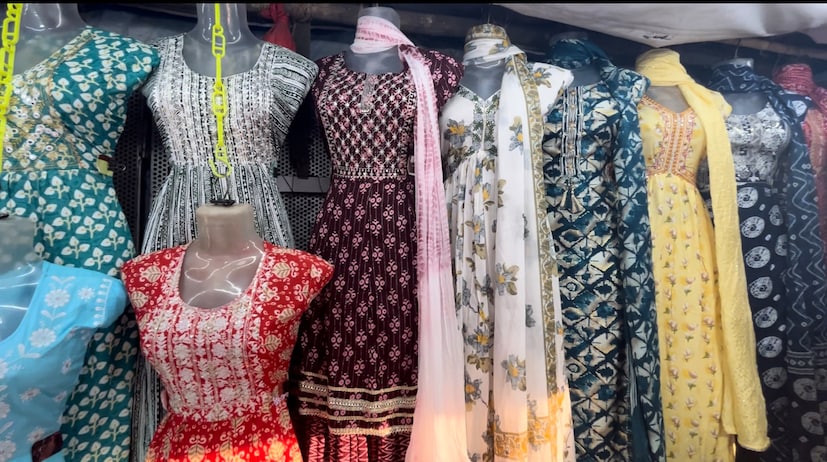 दिवाळीसाठी घरोघरी अगदी लहानांपासून ते मोठ्यांसाठी आवर्जून कपड्यांची खरेदी केली जाते. महिलांच्या कपड्यांत अनेक व्हरायटी बाजरपेठेत उपलब्ध असतात.
