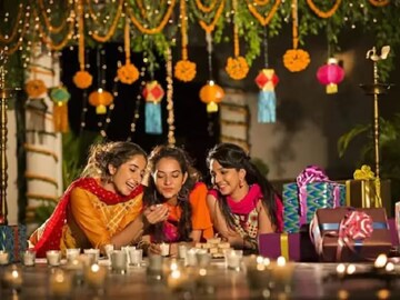 दिवाळीत घर सजवण्यासाठी आयडिया हव्यात? हे आहेत काही सुंदर पॉकेट फ्रेंडली डेकोरेशन दिवाळीत घर सजवण्यासाठी आयडिया हव्यात? हे आहेत काही सुंदर पॉकेट फ्रेंडली डेकोरेशन