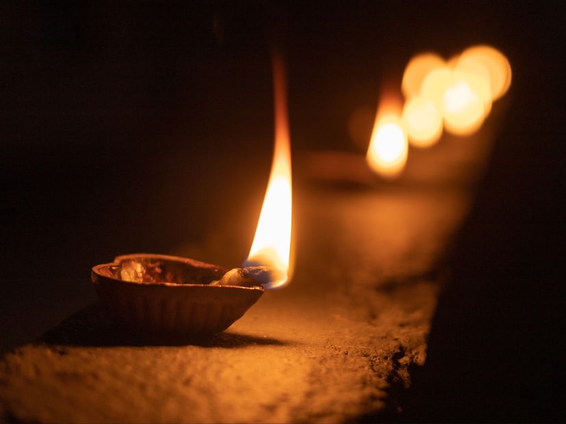 दिव्यांचे दान करा : दिवाळीत लावलेले दिवे दान करणे शुभ मानले जाते. असे म्हटले जाते की, याद्वारे एखाद्या व्यक्तीला शुभ परिणाम मिळू शकतात आणि त्याच्या जीवनात नेहमी आनंद राहतो आणि देवी लक्ष्मी देखील तिथे वास करते. याशिवाय सर्व मनोकामना पूर्ण होऊ शकतात.