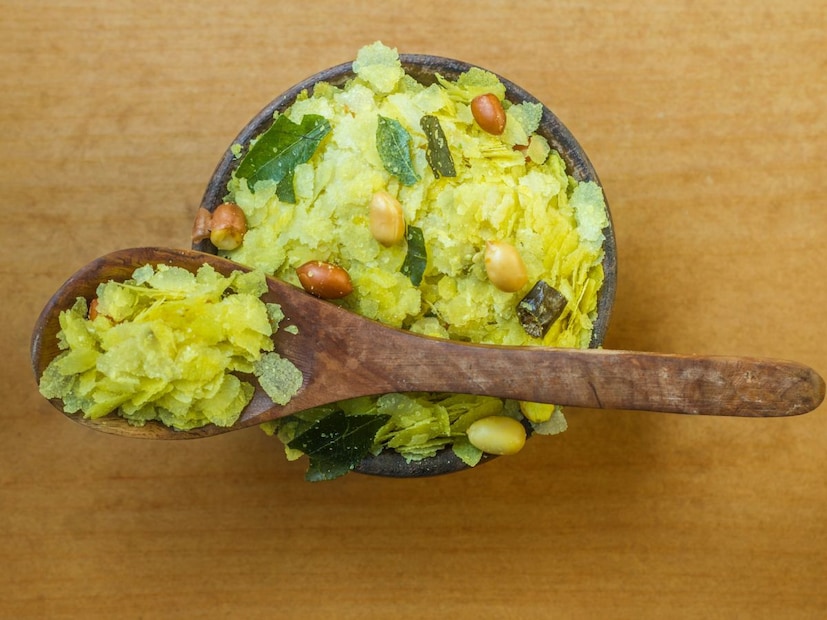पोह्याचा चिवडा : पोह्यांचा चिवडा बनवण्यासाठी पोहे मंद गॅसवर छान भाजून घ्या. त्यानंतर कढईत तेल घ्या. त्यात शेंगदाणे, सुकं खोबरं, दाळवं हे एकानंतर एक तळून घ्या. यानंतर गॅस बंद करा आणि तेलामध्ये फोडणीसाठी धने, मोहरी, कढीपत्ता, हिरव्या मिरच्या, हळद घालून तळून घ्या आणि नंतर ती फोडणी पोह्यांमधे घाला. यानंतर त्यात थोडी साखर आणि मीठ घालून हळुवार एकत्र करून घ्या. अशाप्रकारे तुमचा पोह्यांचा चिवडा तयार आहे. 