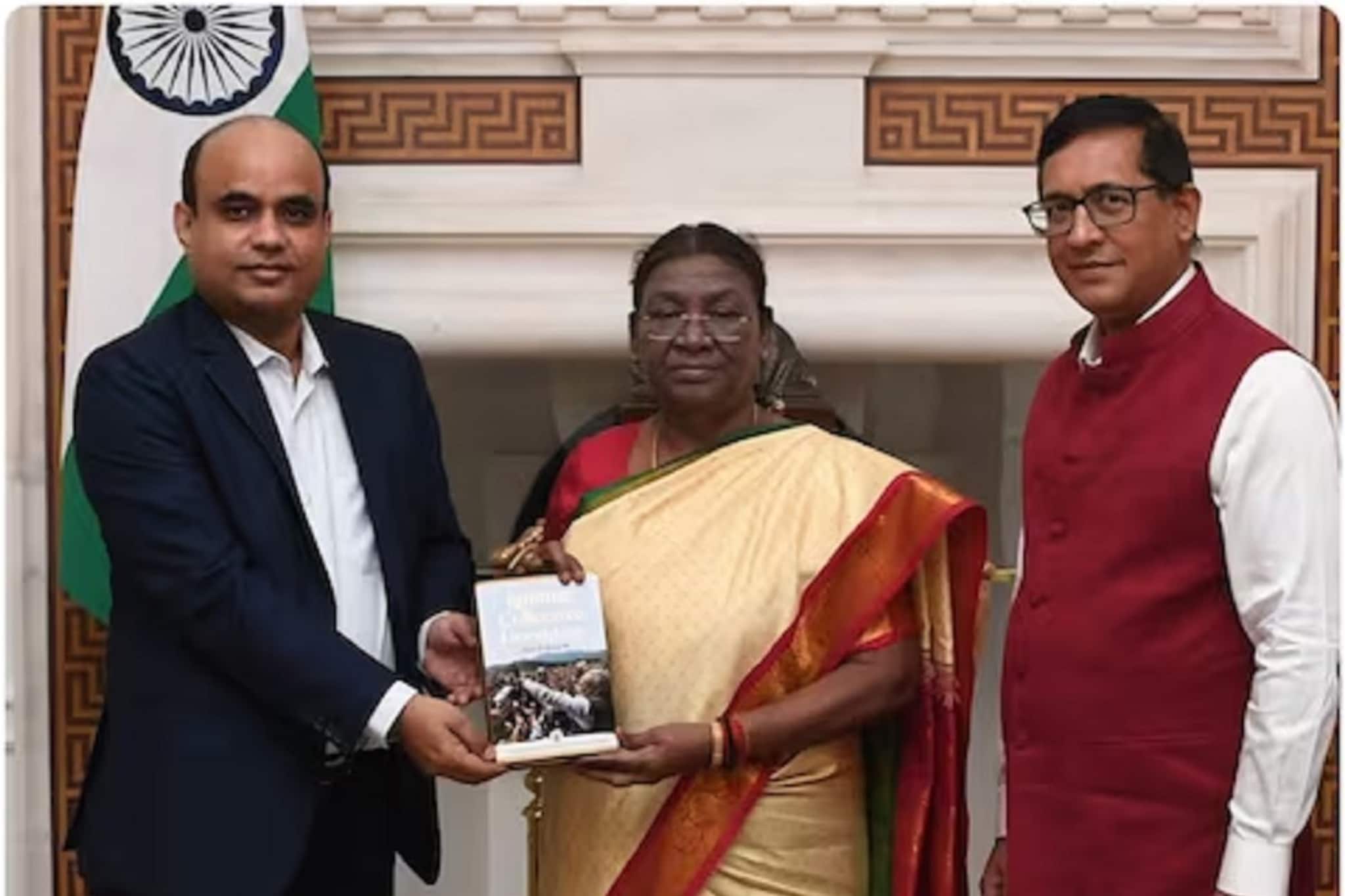 PM मोदींच्या 'मन की बात'चा प्रवास; 100 एपिसोडचं पुस्तक राष्ट्रपती मुर्मूंना भेट