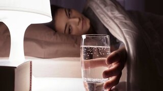 रात्री तहान लागून तुमची झोपमोड होते का? दुर्लक्ष करू नका 'ही' असू शकतात कारणं 