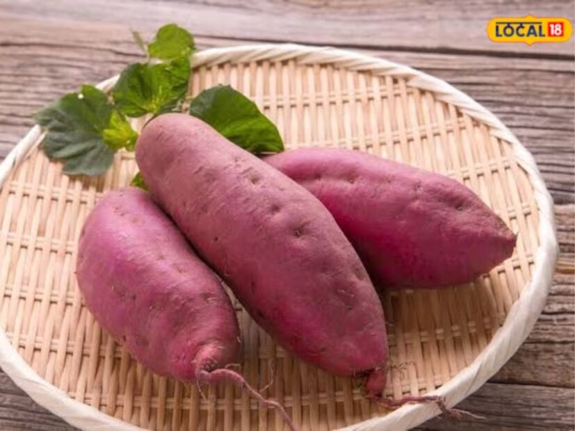 रताळ्यामध्ये व्हिटॅमिन ए, व्हिटॅमिन सी, व्हिटॅमिन बी आणि व्हिटॅमिन डी चांगल्या प्रमाणात आढळतात. त्यामुळे थंडीच्या दिवसात या फळाचा आहारात समावेश करणं खूप फायदेशीर ठरेल. रताळे खाल्ल्याने तुम्ही हृदयाच्या अनेक आजारांपासून स्वतःला दूर ठेवू शकता. रताळ्यामुळे लोहाची कमतरता देखील दूर होते. यामुळे पचनक्रियाही मजबूत होते.