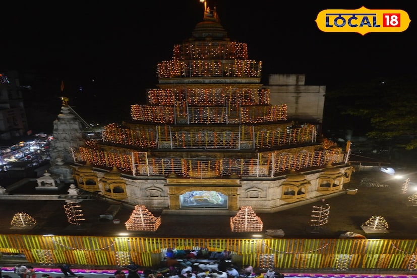 मंदिराच्या कळसापासून ते गाभाऱ्यापर्यंत लावण्यात आलेल्या एक लाख दिव्यांनी श्रीमंत दगडूशेठ हलवाई गणपती मंदिराचा परिसर उजळून गेला.