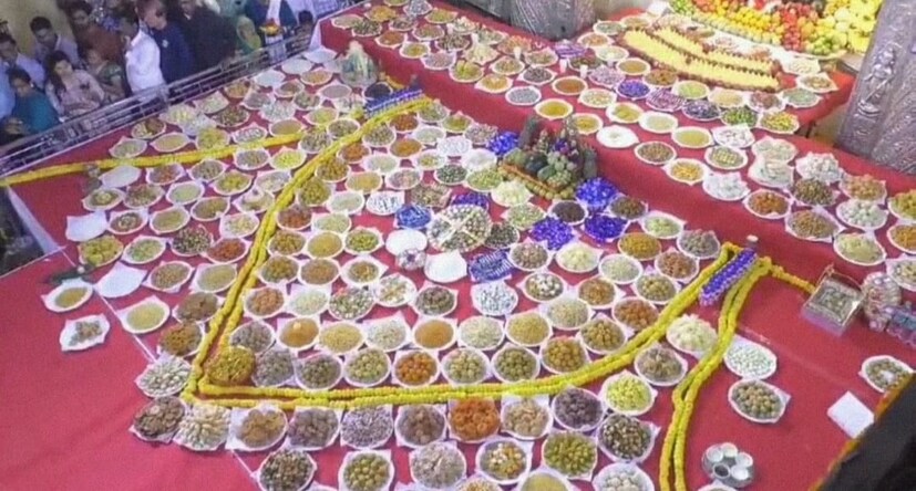   येथील श्रीमंत दगडूशेठ गणपती मंदिरातही धार्मिक कार्यक्रम करण्यात आले तसेच बाप्पाला महानैवद्य दाखवण्यात आला.