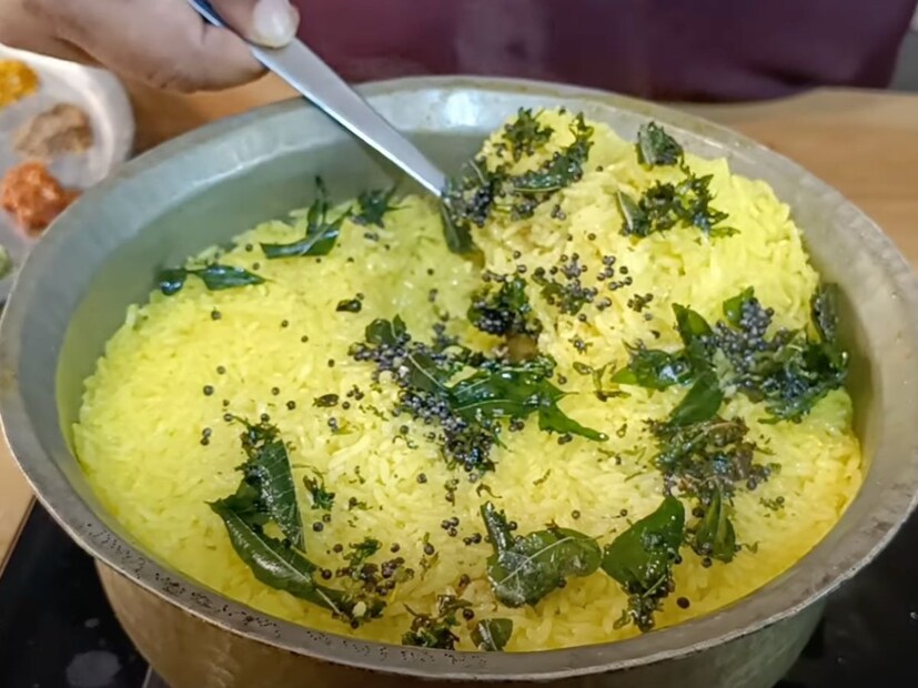 पाण्याला उकळी आली की त्यात 2-3 चमचे दही, हळद, चवीनुसार मीठ थोडे तेल हे थोडे उकळवून त्यात तांदूळ घालावे. त्यावर झाकण ठेवून ते शिजवून घ्यावे. सर्वसाधरणपणे तांदूळ 70% शिजला की त्यामध्ये तयार केलेले गोळे टाकून उर्वरित भात शिजू द्यावा. त्यानंतर कडीपत्ता, जिर मोहरी आणि कोथिंबीर घालून तयार केलेली फोडणी त्यावर घातली की आपला गोळा भात तयार झाला. हा भात आपण चिंचेची कडी, फोडणीची कडी अथवा नुसताच खाऊ शकतो, अशी माहिती मनोहर यांनी यावेळी दिली.