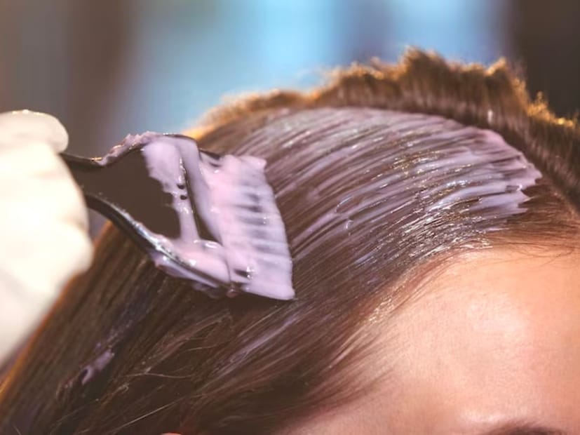  हेअर डाय सर्वांच्याच त्वचेला सूट होईल, असे नाही. त्यामुळे हेअर डाय करताना काय काळजी घ्यावी? किंवा हेयरडाय ऐवजी दुसरा पर्याय वापरता येतो का? हेच आपण <a href="https://news18marathi.com/maharashtra/wardha/">वर्धा</a> येथील त्वचारोगतज्ज्ञ डॉ. वैशाली चव्हाण यांच्याकडून जाणून घेणार आहोत.