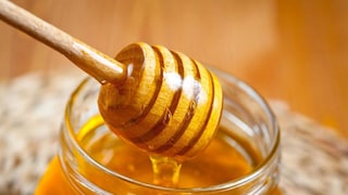 चमचाभर मधात जवळपास 64 कॅलरी आणि 17 ग्रॅम शुगर असते.