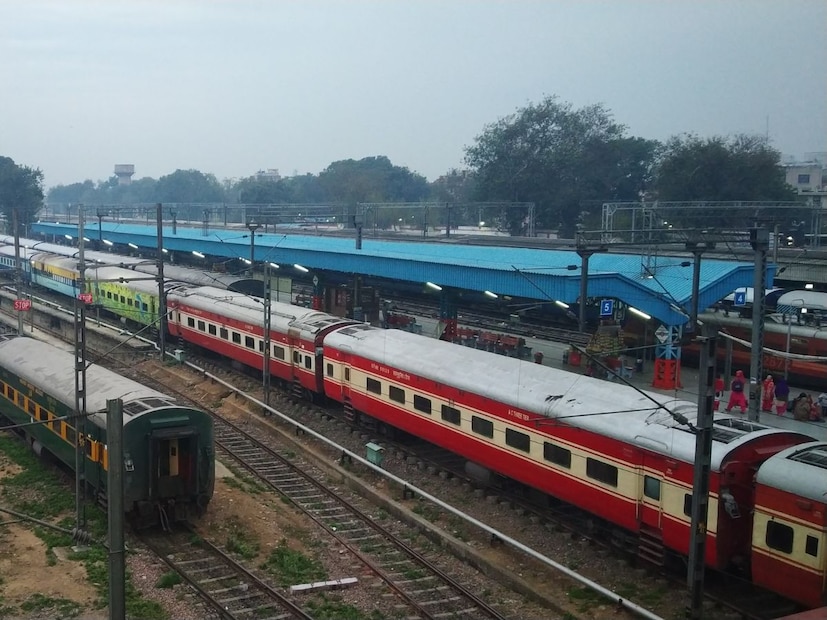 ही भरती प्रक्रिया 25 नोव्हेंबरपासून सुरू झाली आहे. या भरती प्रक्रियेसाठी ओबीसी आणि EWS च्या उमेदवारांसाठी शंभर रूपये शुल्क आहे. जर तुम्ही या पदासाठी अर्ज करणार असाल तर तुमच्याकडे मान्यता प्राप्त बोर्डाचे दहावी पासचे प्रमाणपत्र असणे आवश्यक आहे. (फोटो - कॅन्वा)