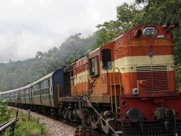 10 वी पास विद्यार्थ्यांसाठी रेल्वे विभागात नोकरीची संधी; मोबाईलवरुन करा अर्ज