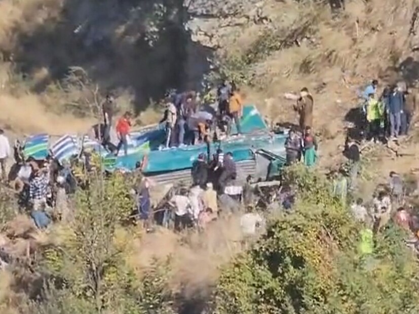 हा अपघात नेमका कशामुळे झाला त्याचं कारण अजून समजू शकलं नाही. तर प्रवाशांनी भरलेली बस दरीत कोसळून ही मोठी दुर्घटना घडली आहे.