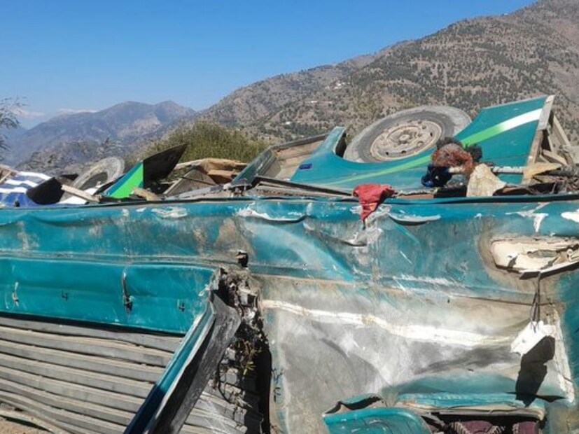 जम्मू-काश्मीरमधील डोडा भागात प्रवाशांनी भरलेली बस अचानक खोल खड्ड्यात पडल्याने गोंधळ उडाला.