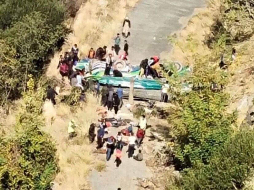 बस खूपच उंचावरुन खाली पडली असल्यामुळे जिवीतहानी देखील जास्त झाली आहे. साधारण ही बस 250 मीटर खोल दरीत कोसळल्याची प्राथमिक माहिती मिळाली आहे. केंद्रीय मंत्री जितेंद्र सिंह यांनीही ट्विट करून अपघाताची माहिती दिली.