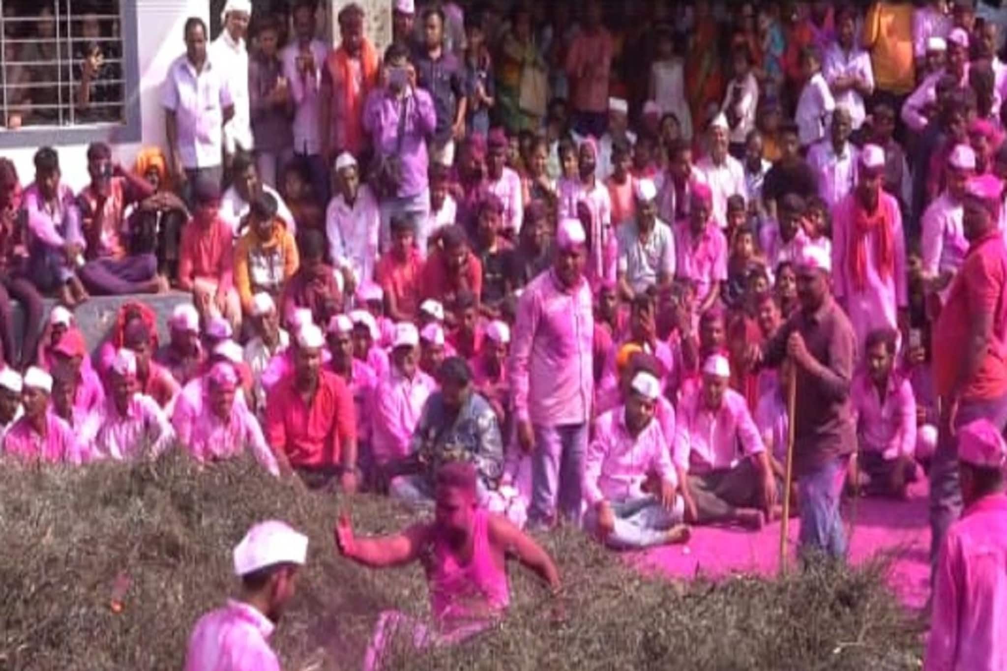 पुण्यातली काटेबारस यात्रा! VIDEO पाहिल्यावर अंगावर काटा आल्याशिवाय राहणार नाही