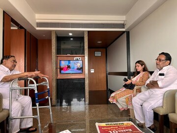 नवाब मलिक खडसेंच्या भेटीला रुग्णालयात, मागे सुरू होती 'बनवाबनवी', Photo Viral