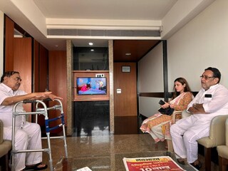 नवाब मलिक खडसेंच्या भेटीला रुग्णालयात, मागे सुरू होती 'बनवाबनवी', Photo Viral नवाब मलिक खडसेंच्या भेटीला रुग्णालयात, मागे सुरू होती 'बनवाबनवी', Photo Viral