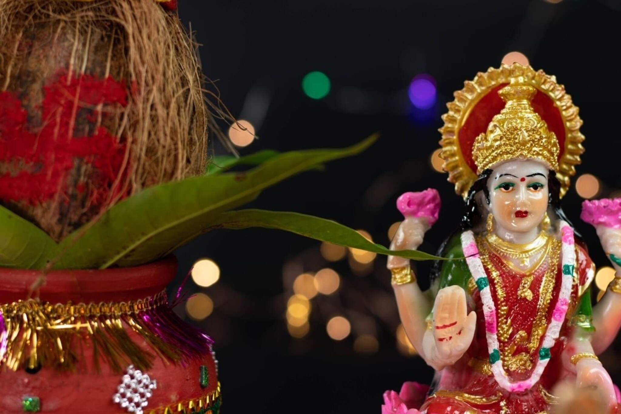 शुक्रवारी या पद्धतीनं करावं लक्ष्मीपूजन; कुटुंबात राहील ऐश्वर्य, वैभव सुख-शांती