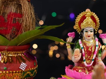 शुक्रवारचे 5 सोपे उपाय! लक्ष्मी कृपेनं घरात धन, वैभव, ऐश्वर्य वाढत राहील शुक्रवारचे 5 सोपे उपाय! लक्ष्मी कृपेनं घरात धन, वैभव, ऐश्वर्य वाढत राहील