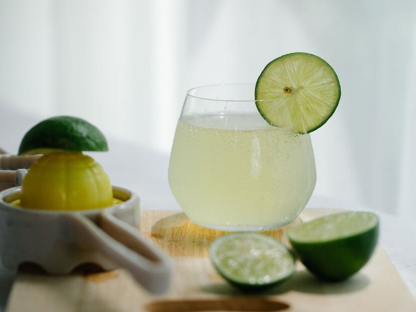 हिवाळ्यात लिंबू पाणी पिणं योग्य ठरु शकतं. मात्र थंडीत कोमट पाण्यात लिंबू मिसळावं.