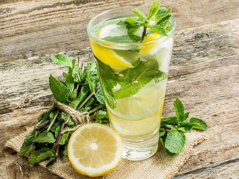 हिवाळ्यात लिंबू पाणी पिल्यानं एसिडीटीपासून आराम मिळतो. 