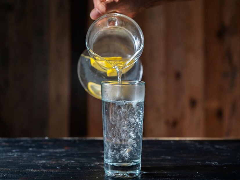 दिवसभरातून २ ते ३ वेळा पाणी पिणं फायदेशीर असतं. 