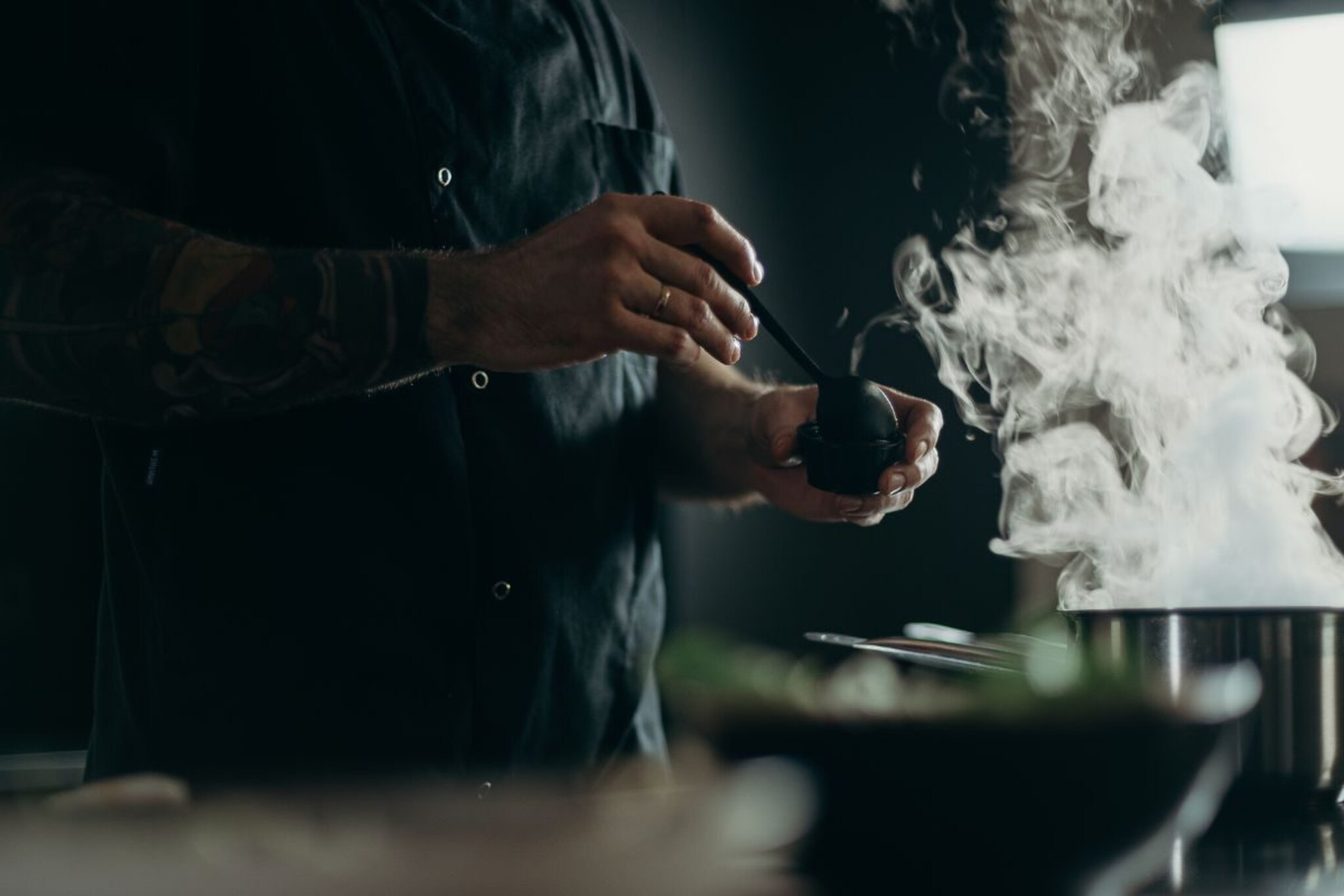 भारतातील या गावात पुरुषच बनवतात स्वयंपाक; लहानपणापासूनच मिळतात कुकिंगचे धडे