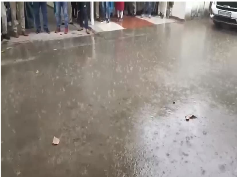 मुंबई आणि पुण्यात काही अंशी तापमानात घट होण्याची शक्यता आहे. उत्तर भारतामध्ये बर्फवृष्टीचा अंदाज आहे. बर्फवृष्टी झाल्यास तापमानात घट होऊन मुंबईमध्ये गारठा वाढू शकतो. सकाळी आणि संध्याकाळच्या सुमारास थंडी वाढण्याची शक्यता आहे. 