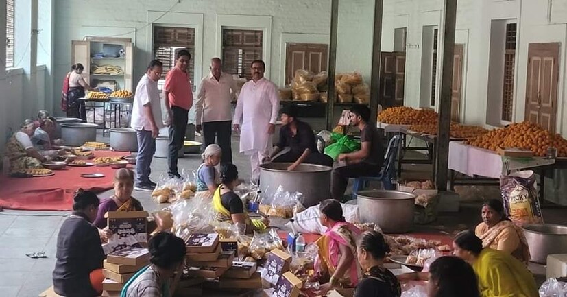 या उपक्रमा अंतर्गत पुणे येथील शेकडो बांधकाम व बिगारी मजूर यांना महा एनजीओचे फेडरेशनचे संस्थापक अध्यक्ष शेखरजी मुंदडा यांच्या हस्ते दिवाळी फराळ वाटप करण्यात येतं आहे.