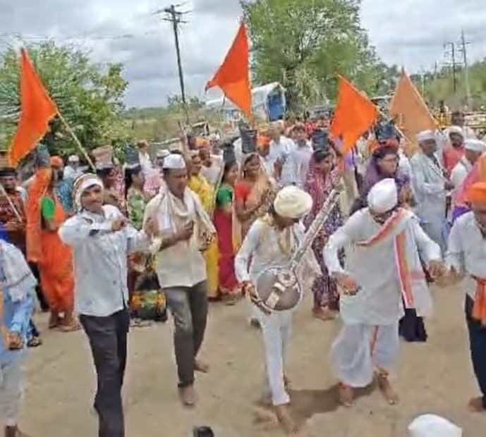 यवतमाळ जिल्ह्यातील वणी या शहरातून वाहणारी निर्गुडा नदी, रुक्मिणी मातेचे माहेर असलेल्या कौंडिण्यपूर येथे उगम पावणारी पैनगंगा नदी आणि विदर्भाची जीवनदायिनी असलेल्या वर्धा नदीचा अनोखा संगम वढा परिसरात होतो. या त्रिवेणी संगमावर स्नान करून उंच बांधलेल्या विठू-रुख्माई मंदिरात दर्शन घेत संगमस्थळी पूजा करण्यासाठी लाखो भाविकांची गर्दी होते. बच्चेकंपनी साठी खाद्यपदार्थ आणि खेळण्यांची दुकाने आकर्षण असतं.