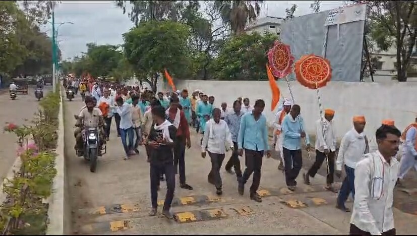 वर्धा, वैनगंगा व निरगुडा या नद्यांच्या संगमावर वसलेल्या वढा येथे कार्तिक पौर्णिमेनिमित्त भरणा-या यात्रेकरिता दरवर्षी हजारो भाविकांची गर्दी जमते. याच ठिकाणी प्राचीन विठ्ठल रुख्मिणीची मूर्ती असून तेव्हापासून यात्रा भरत असल्याची माहिती आहे. विठ्ठलाच्या पायी नतमस्तक होण्यासाठी विदर्भाच्या कानाकोपऱ्यातून भाविक याठिकाणी येतात.