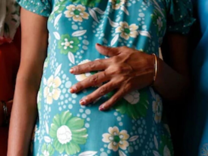 घटनेत सहा महिन्याच्या गर्भवती महिलेला गर्भ पिशवीला टाके मारण्यासाठी रुग्णालयात भरती करण्यात आलं होतं.  घटनेत सहा महिन्याच्या गर्भवती महिलेला गर्भ पिशवीला टाके मारण्यासाठी रुग्णालयात भरती करण्यात आलं होतं.