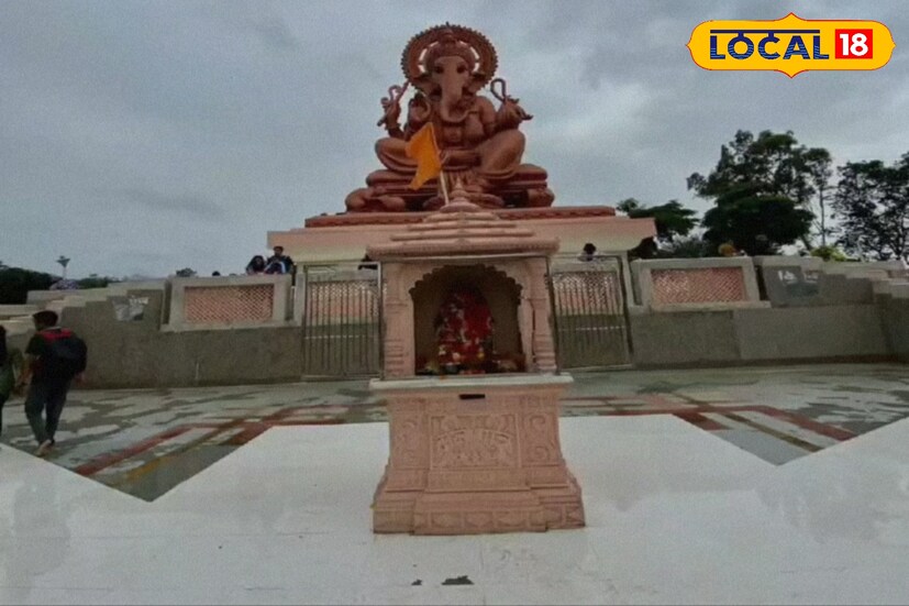 गणपतीची प्रसिद्ध, ऐश्वर्यसंपन्न, भक्तांच्या गर्दीने गजबजलेली स्थळं सर्वानाच माहीत असतात. पण काही मंदिरं या सगळ्या झगमगाटापासून दूर कुठे तरी रानावनात, डोंगरकपारींत, गडकिल्ल्यांवर एकटीच वसलेली असतात. निसर्गाच्या सान्निध्यात अगदी साधेपणाने असणाऱ्या गणेशाच्या 72 फुटी मूर्ती विषयी आज आपण जाणून घेणार आहोत.