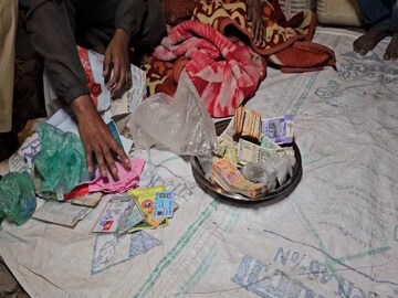 गोधडी झाडली आणि धुळीसारखा पडला पैसा; भिकाऱ्याची संपत्ती पाहून पोलीसही अवाक गोधडी झाडली आणि धुळीसारखा पडला पैसा; भिकाऱ्याची संपत्ती पाहून पोलीसही अवाक