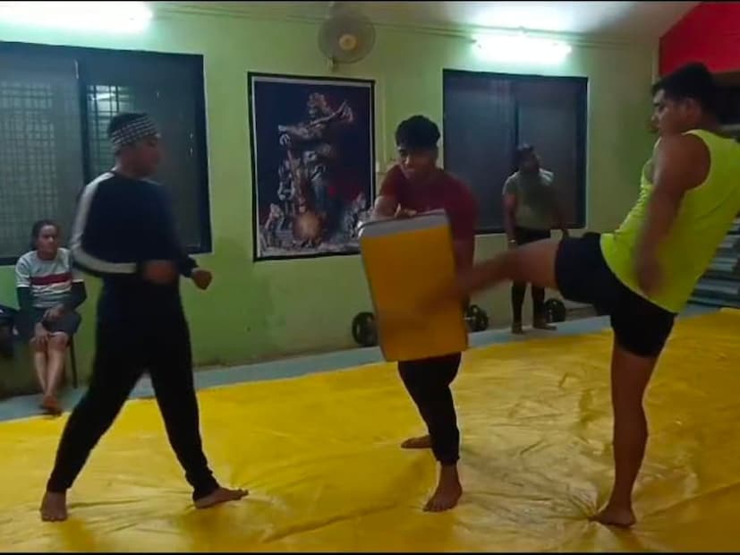 दररोज पाच ते सहा किलोमीटर रनिंग, शरीराचा स्टॅमिना वाढविण्यासाठी व्यायाम केला जातो. तसेच दिवसातून सकाळी दोन तास आणि सायंकाळी दोन तास असा वेळ तयारीसाठी दिला जातो. किकिंग, पँचिंग, थ्रोइंग, सबमिशन, वजन याकडे लक्ष देऊन प्रॅक्टिस केली जाते, असे खेळाडू वरहारे सांगतात.