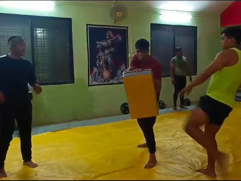 स्पर्धा जाहीर झाल्यानंतर राज्यातील सचिवांकडून स्पर्धकांना किंवा सॅम्बोचे जे खेळाडू आहेत त्यांच्यापर्यंत संदेश पोहोचविला जातो. व्हाट्सअपच्या माध्यमातून या संदर्भात स्पर्धकांना माहिती आणि स्पर्धेची माहिती कळते. स्पर्धेची माहिती आम्हाला जवळजवळ दीड ते दोन महिन्यांच्या आधी कळते. त्यानुसार आम्ही अधिक जोमाने आमच्या तयारीला लागतो, असे खेळाडू वरहारे सांगतात.