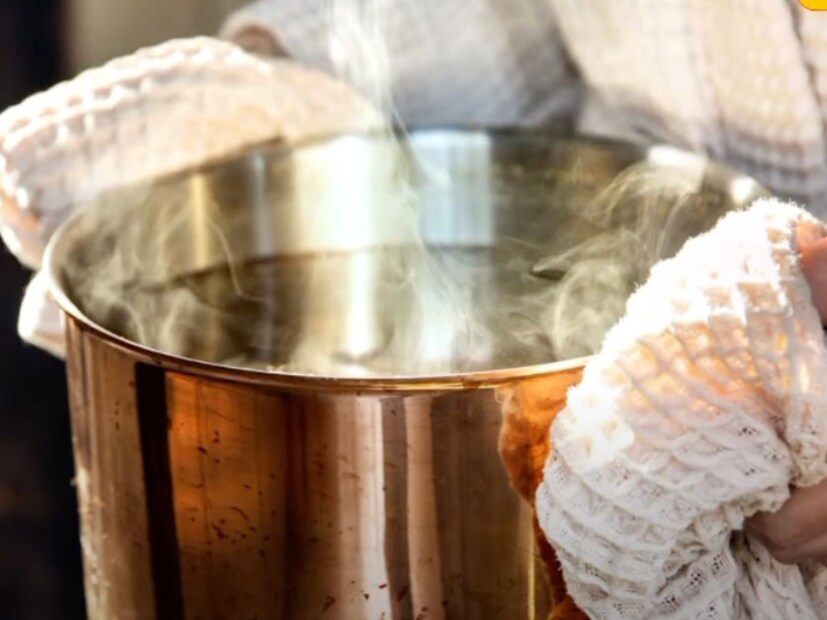 हल्ली प्रत्येकाचाच चेहरा सतत धूळ घाण आणि प्रदूषण यामुळे काळवंडतो. चेहऱ्यावरची ही धूळ काढणे आवश्यक आहे. त्यासाठी गरम पाण्यात स्टीम घेत असताना त्या तुळशीची पानं तोडून टाकली तर नक्कीच फायदा होऊ शकतो, असे ब्युटीशियन चांदेकर यांनी सांगितलं. 