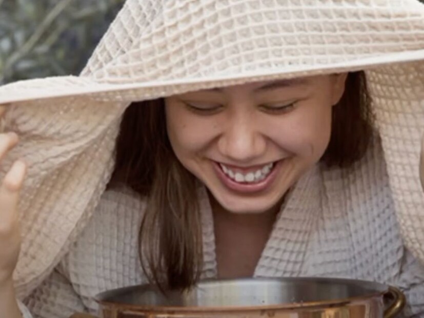  चेहऱ्यावरील चमक वाढवण्यासाठी आणि चेहरा चमकदार करण्यासाठी अनेक उपाय केले जातात त्यातीलच एक घरगुती आणि सोप्पा उपाय म्हणजे स्टीम घेणे. फेस स्टीम घेणे खूप महत्वाचे आहे. आपण आठवड्यातून एकदा फेस स्टीम घेतल्यास आपल्याला बरेच फायदे मिळू शकतात असं ब्युटीशयन सांगतात.