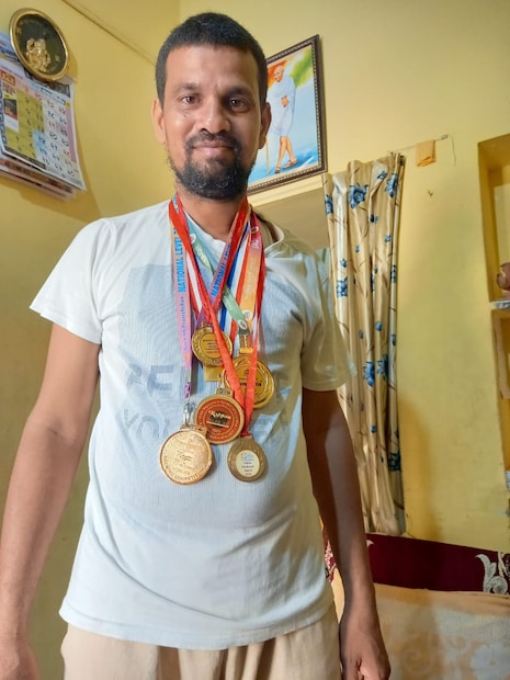 वर्ध्यातील शारदा मूकबधिर विद्यालयाच्या सर्व भिंती बोलक्या आहेत. या भिंतींना बोलक्या करण्यामागे शाळेचे माजी विद्यार्थी सुरेश श्रीकृष्ण बोरसरे याचं मोठं योगदान आहे. सुरेश स्वतः जन्मतः मूकबधिर होता. मात्र लहानपणापासून हातात चित्रकला आणि मूर्तिकलेची किमया होती. मूकबधिर विद्यार्थ्यांना शिक्षणात येणाऱ्या अडचणींची त्याला चांगली जाणीव होती. त्यामुळे इतर मुलांचं शिक्षण सोप्पं करण्याचं काम सुरेशनं केलंय. 