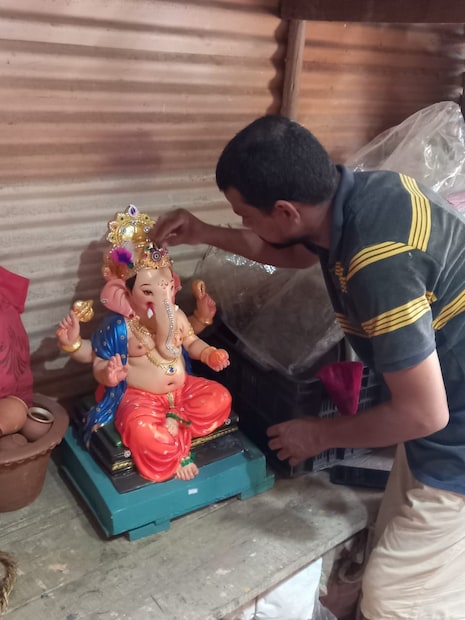 सुरेश मूर्तीकला विषयात पारंगत झाल्याने आज त्याची मूर्तीकला जिल्हा, महाराष्ट्र, देशच नाही तर आंतरराष्ट्रीय स्तरावर पोहोचली आहे. हॅन्डाक्राफ्ट अवॉर्ड-2022, बांगीया कला प्रतिभा अवॉर्ड-2022, नॅशनल आर्ट एक्सपो चेन्नई-2023, जी-20 राजा रवि वर्मा-2023, इंटरनॅशनल आर्ट एक्झीबिशन-2022 यासारख्या पुरस्कारांनी सुरेशला सन्मानित करण्यात आलंय.