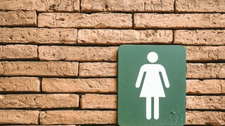 मुलींच्या टॉयेलेटमध्ये कॅमेरे लावले