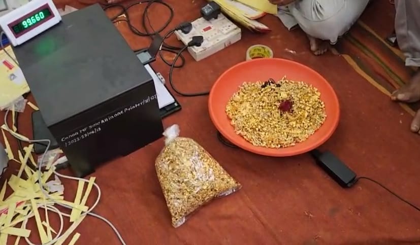 सोनं-चांदी वितळवण्यासाठी रुपरेषा आणि दिशा कायम करण्यासाठी एक समिती स्थापन करण्यात आली आहे. सोनं वितळवण्याची नियमावली तयार करण्यासाठी या समितीमधील सदस्य शिर्डी देवस्थानच्या अभ्यास दौऱ्यावर रवाना झाले आहेत. येत्या महिन्यात ही नियमावली तयार होईल.